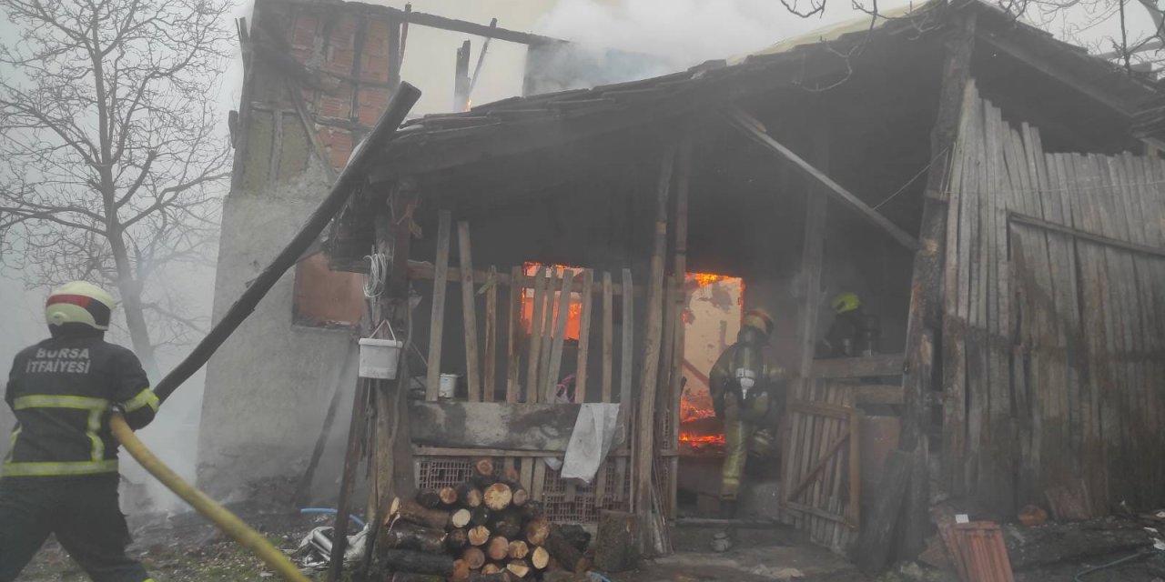 Sobadan Sıçrayan Kıvılcım Evi Yaktı, Uykudaki Kişiyi Komşuları Kurtardı