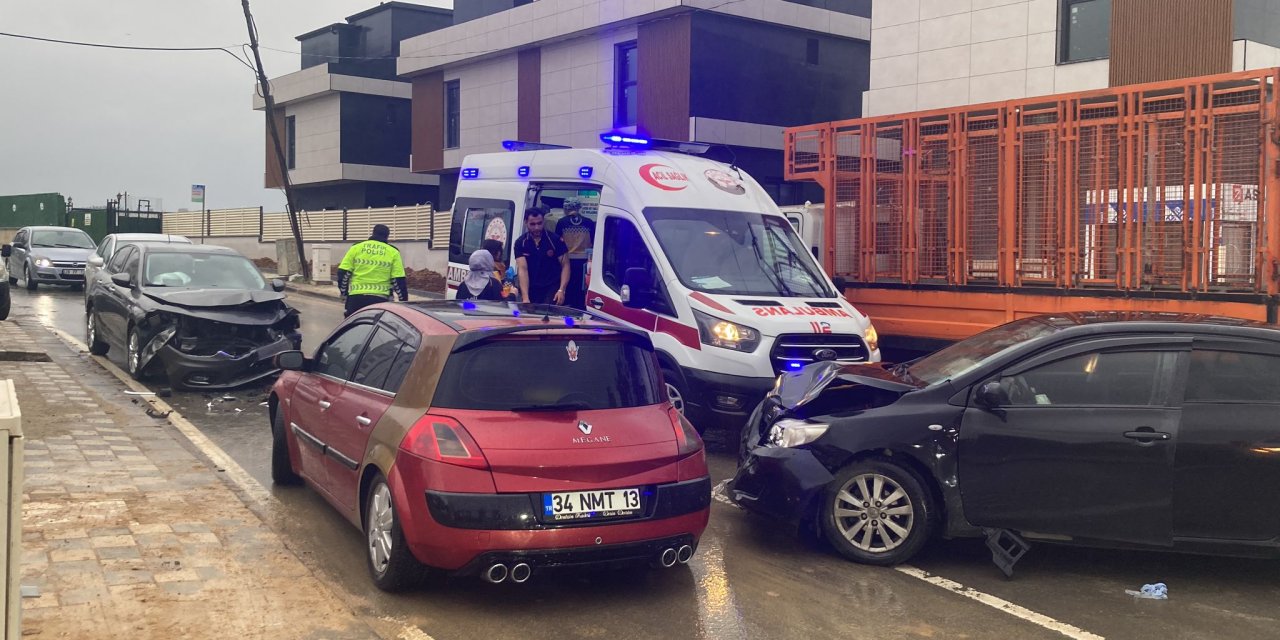 Kocaeli'de İki Otomobil Çarpıştı: 4 Yaralı