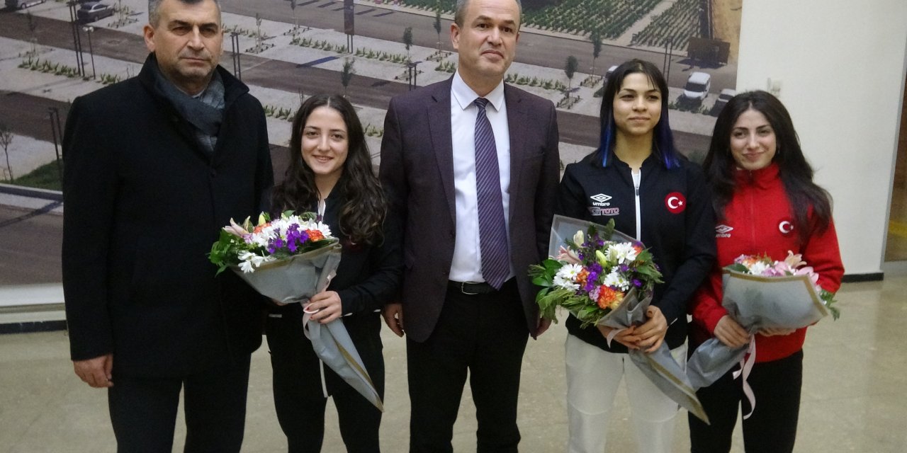 Avrupa Şampiyonu Halterciler Konya'da Çiçeklerle Karşılandı