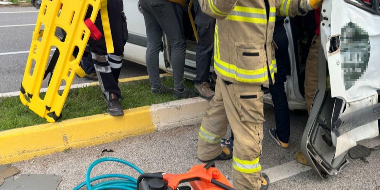 Ayvalık'ta Fabrika İşçilerinin Taşındığı Servis İle Tır Çarpıştı: 9 Yaralı