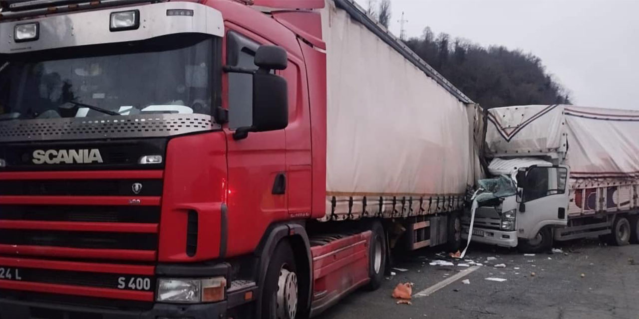 Artvin'de kamyon park halindeki tıra çarptı, 2 kişi yaralandı