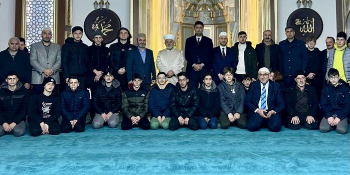 Çaykara'da depremde hayatını kaybedenler için sabah namazında dua edildi