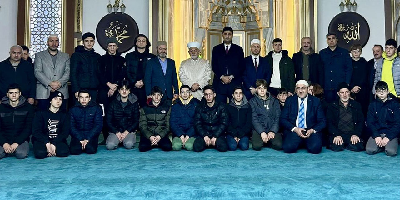 Çaykara'da depremde hayatını kaybedenler için sabah namazında dua edildi