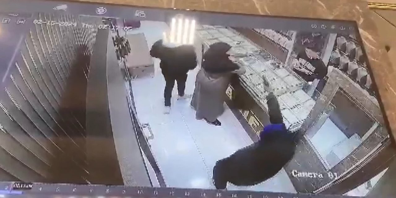 Esenyurt'ta kuyumcuya silahlı saldırı kamerada