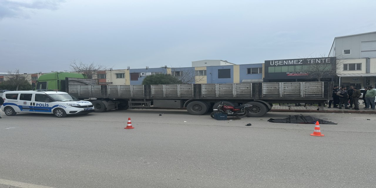 Park halindeki TIR'a çarpan motosikletin sürücüsü öldü