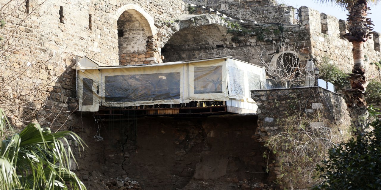 Sağanakta yıkılan kale suru değil, kaçak yapıymış