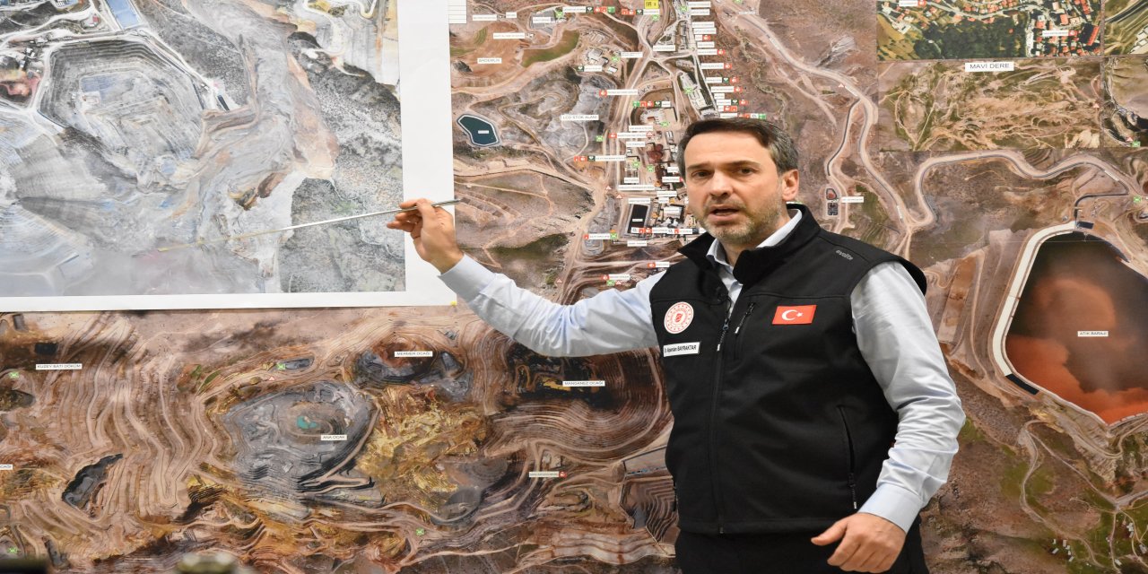 Maden sahasında toprak altında kalan 9 işçiyi arama çalışmalarında 5'inci gün; kamyon parçalarına ulaşıldı