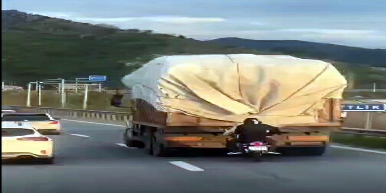 Motosikletlinin tehlikeli yolculuğu kamerada