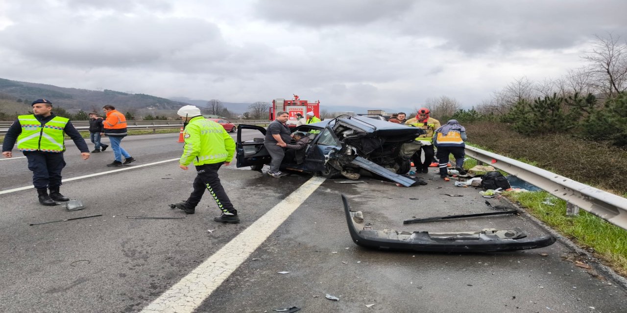 Cip otoyolda otomobile arkadan çarptı: 2 ölü, 3 yaralı