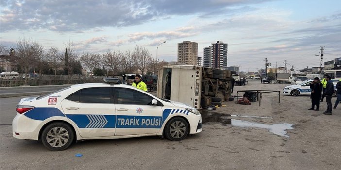 Adana'da tarım işçilerini taşıyan midibüsün devrilmesi sonucu 15 kişi yaralandı