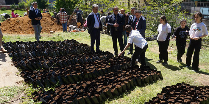Rize'de Fındıklı Sümer İlkokulunda Çay Fidesi Kermesi Düzenlendi