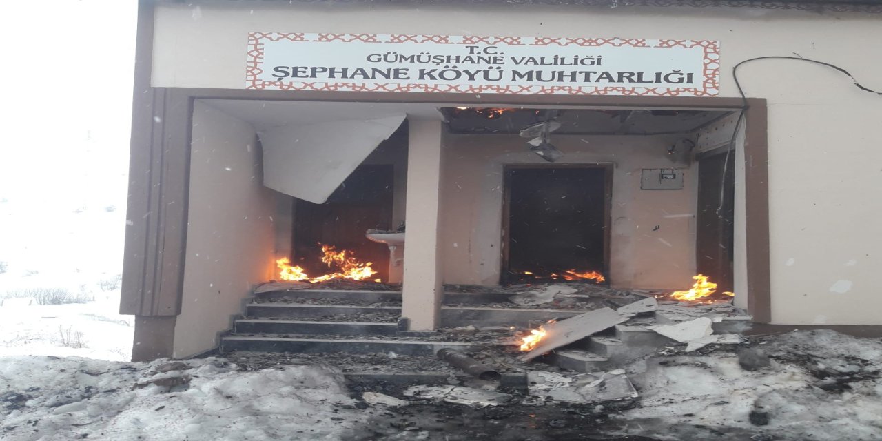 Gümüşhane'de köy konağı yandı