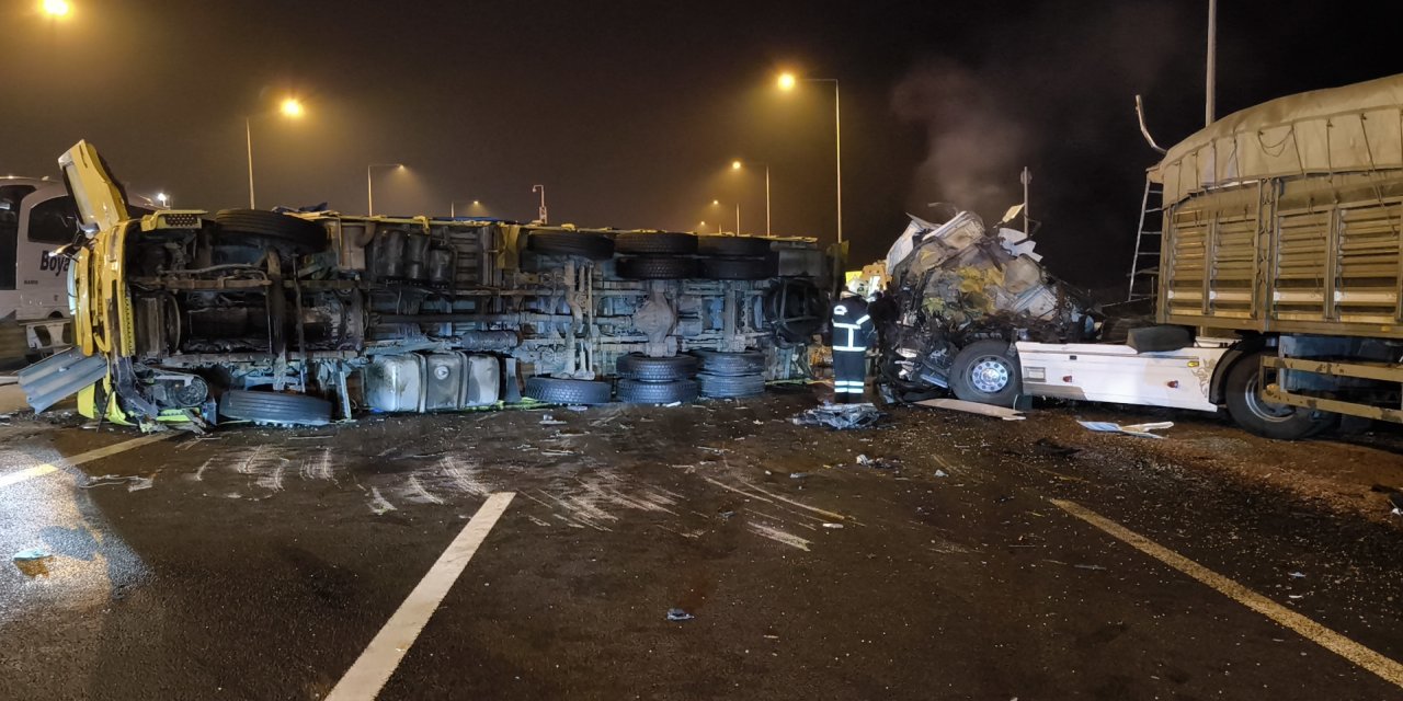 Otoyolda TIR, patates yüklü kamyona çarptı: 2 yaralı