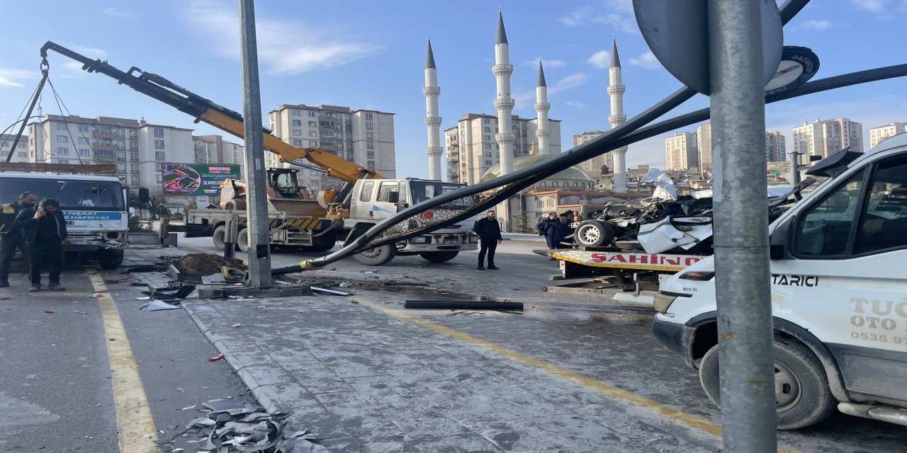 İş makinesi yüklü çekici, 6 araca çarptı: 3 yaralı