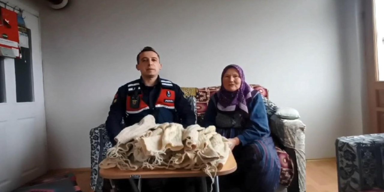 Sarıkamış'ta görev yapan askerler için yün çorap ördü