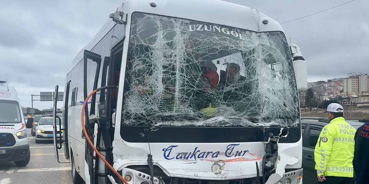 Trabzon'da tıra arkadan çarpan midibüsteki 6 kişi yaralandı