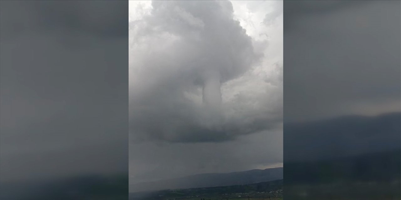 Hatay'da arazide oluşan hortumu cep telefonuyla kaydettiler