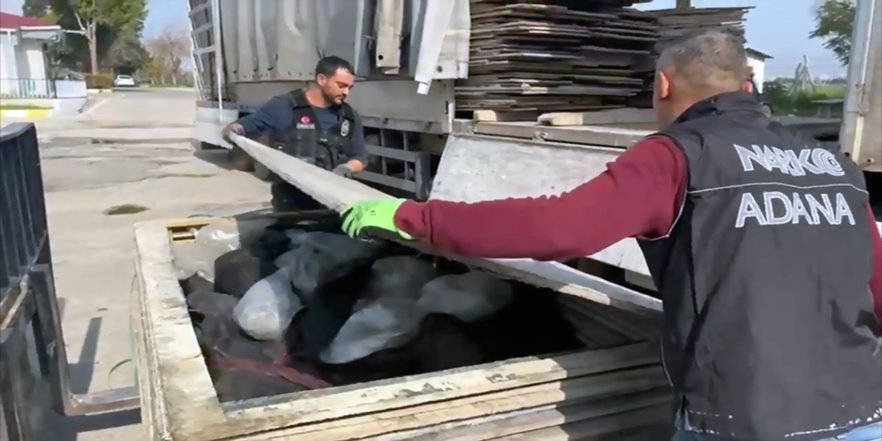 TIR'daki suntaların arasından 100 kilo esrar çıktı