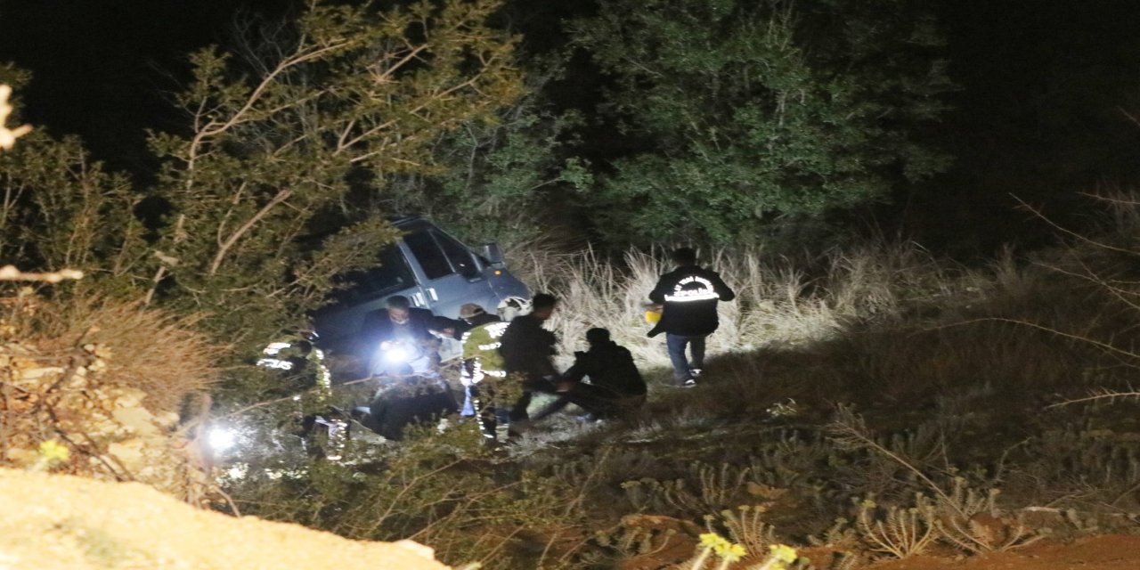 Şarampole uçan minibüsteki anne ile oğlunu ölüm ayırdı