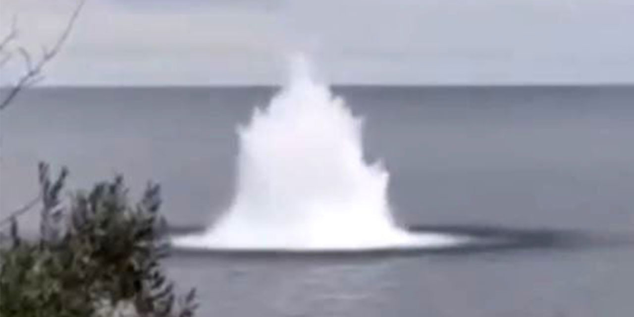 Karadeniz'de ters dönmüş şüpheli tekne imha edildi; patlatma anı kamerada