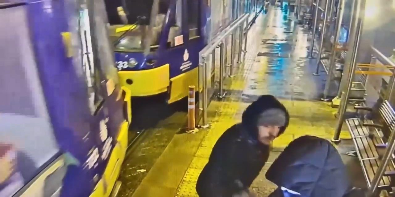 Fatih'te tramvay bekleyen kadının elinden telefonu çalındı