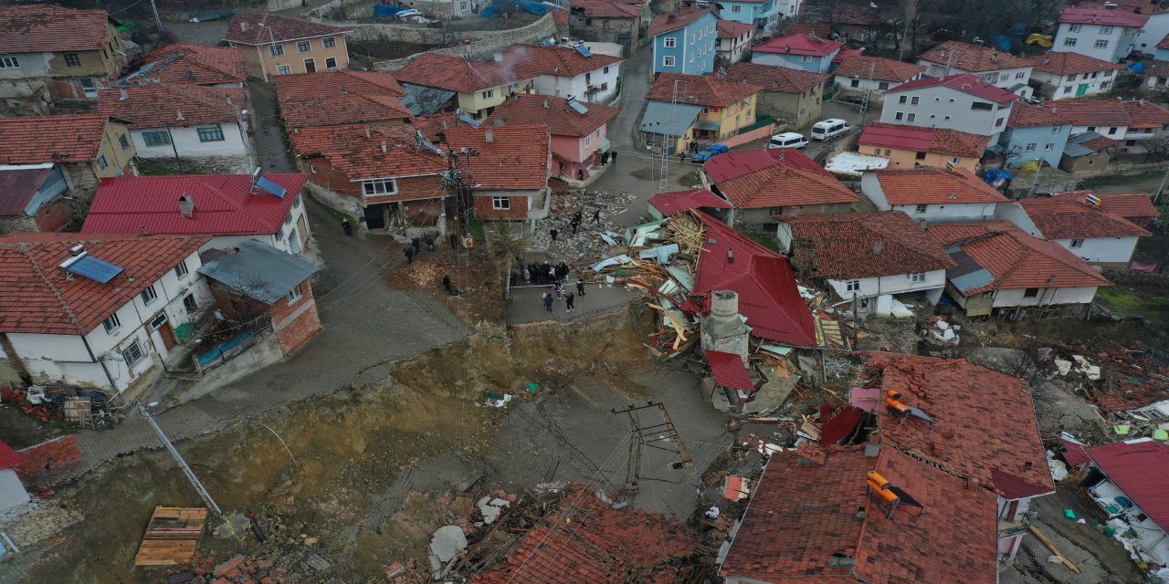 Heyelanla 2'ye ayrılan köyün taşınıp taşınmayacağı jeolojik inceleme sonrası belli olacak