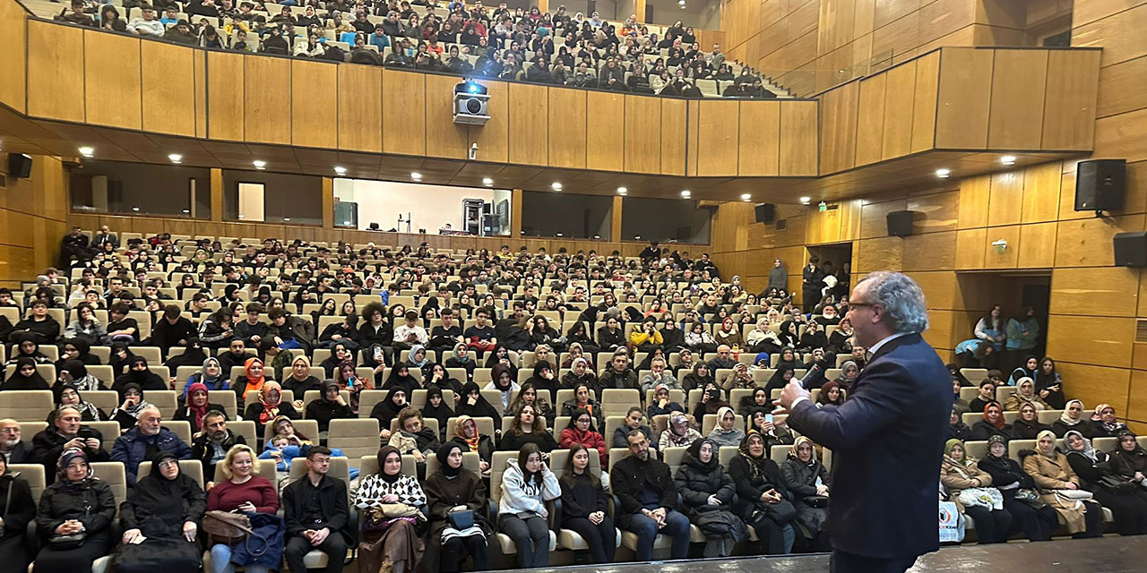 Rize'de Sıtkı Aslanhan'ın "Başarıya Gülümse" Konferansına Yoğun İlgi