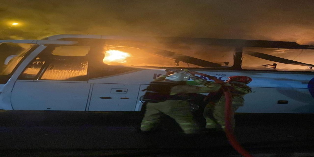 Bartın'da seyir halindeki yolcu otobüsü alev alev yandı; o anlar kamerada