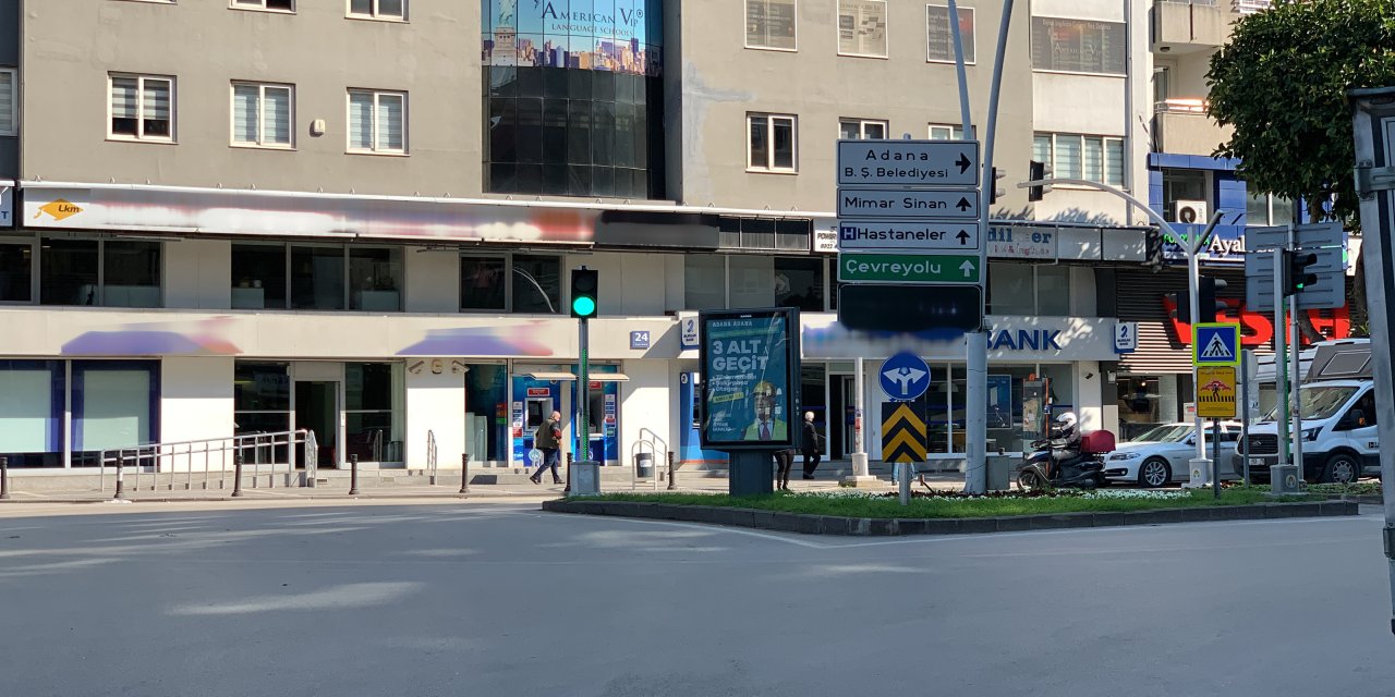 Kırmızı ışıkta beklerken silahlı saldırıda ağır yaralandı