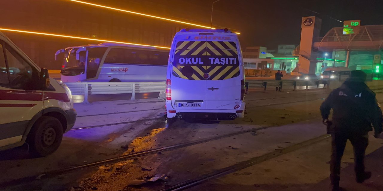 Cipe çarpan servis minibüsü, tramvay hattına girdi: 8 yaralı