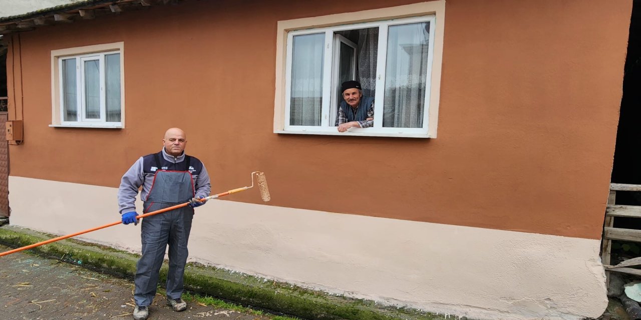 Muhtar adayı, seçim vaadini yerine getirip mahalledeki evleri boyuyor