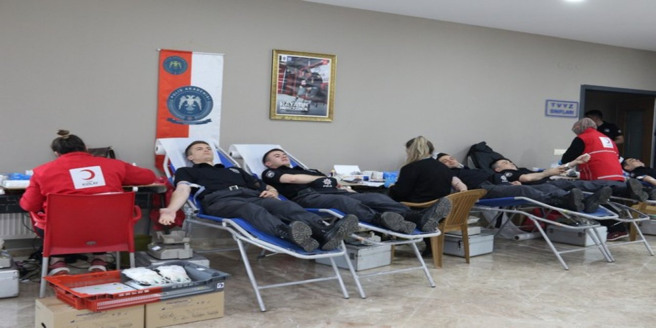 Rize'de polis adayları kan bağışladı