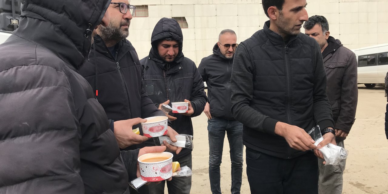 Hakkari Türkiye- İran Sınırında Tır Kuyruğu 15 Kilometreye Ulaştı