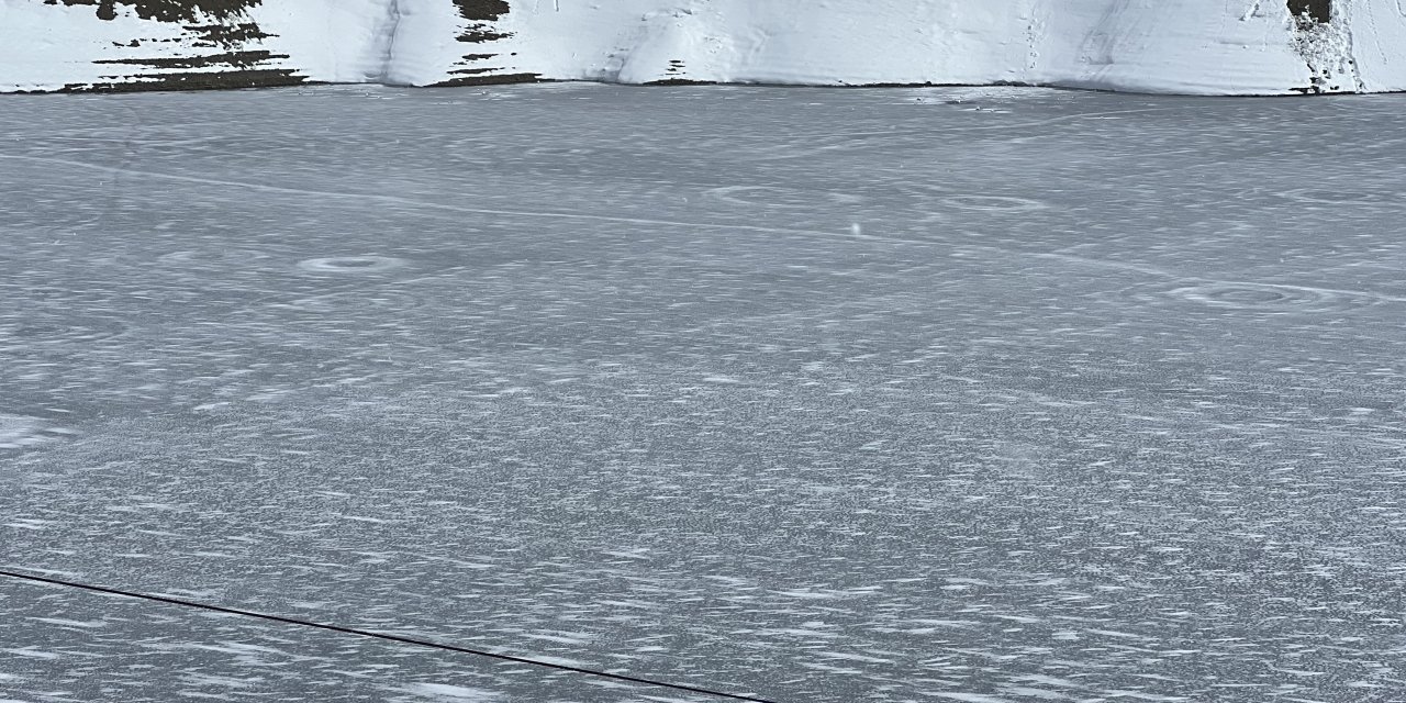 Hakkari Dilimli Barajı'nın Yüzeyi Buz Tuttu