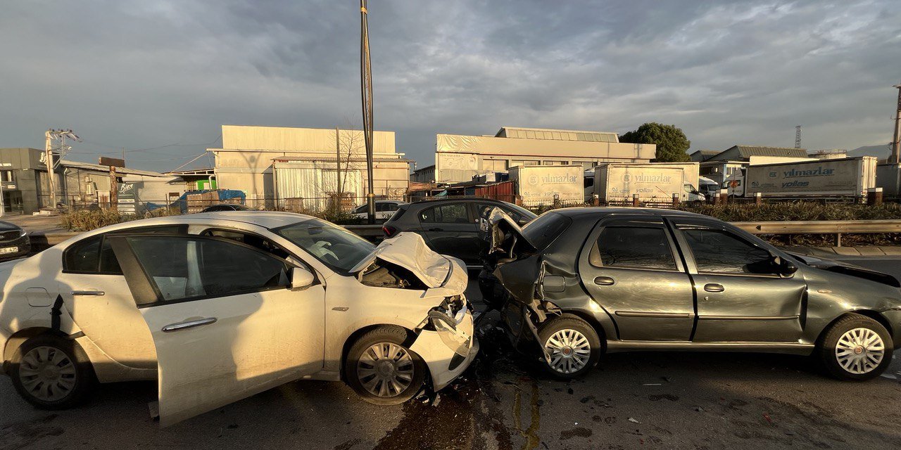 İzmit'te 3 Otomobil Zincirleme Kazaya Karıştı: 4 Yaralı