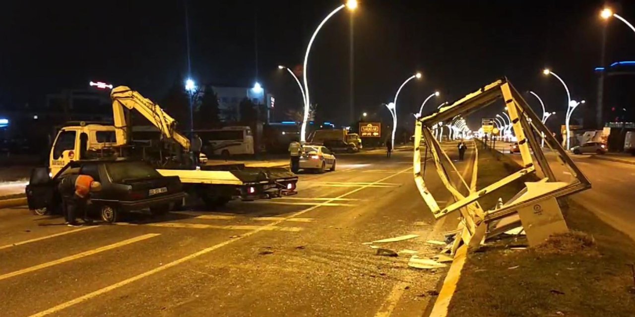 Refüjdeki Reklam Panosuna Çarpan Otomobilin Sürücüsü 2.93 Promil Alkollü Çıktı; Kaza Kamerada