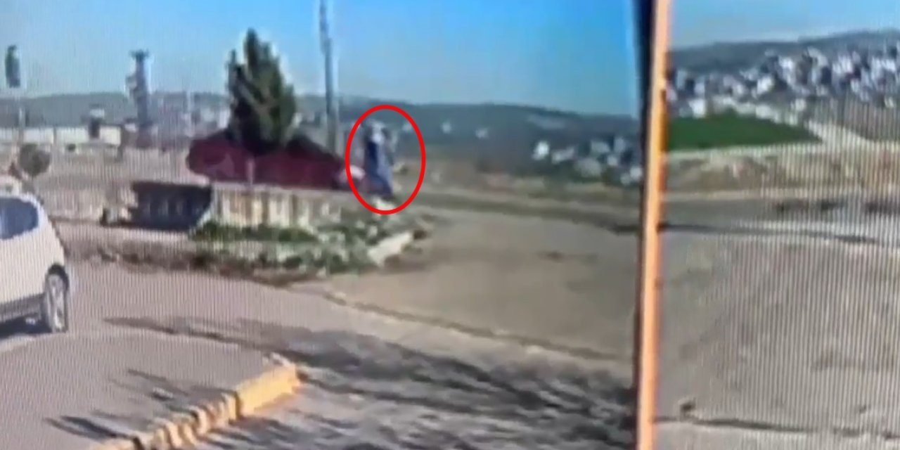 Diyarbakır'da Yolun Karşısına Geçmeye Çalışan Kadın, Otomobilin Çarpmasıyla Yaralandı; O Anlar Kamerada