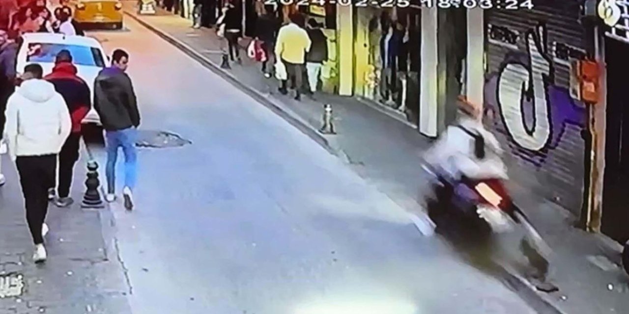 Motosiklet, Kaldırımdaki Yayaların Arasına Daldı; 3 Kişinin Yarandığı Kaza Kamerada