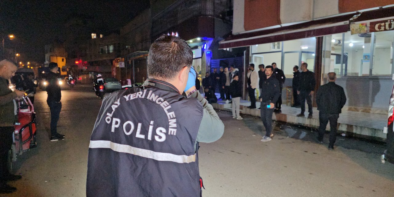 Adana'da, Kahvehanede Silahlı Saldırıya Uğrayan 2 Kişi Bacaklarından Vuruldu