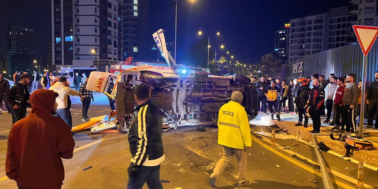 Mersin'de Hastanın Bulunduğu Ambulans İle Otomobil Çarpıştı: 7 Yaralı