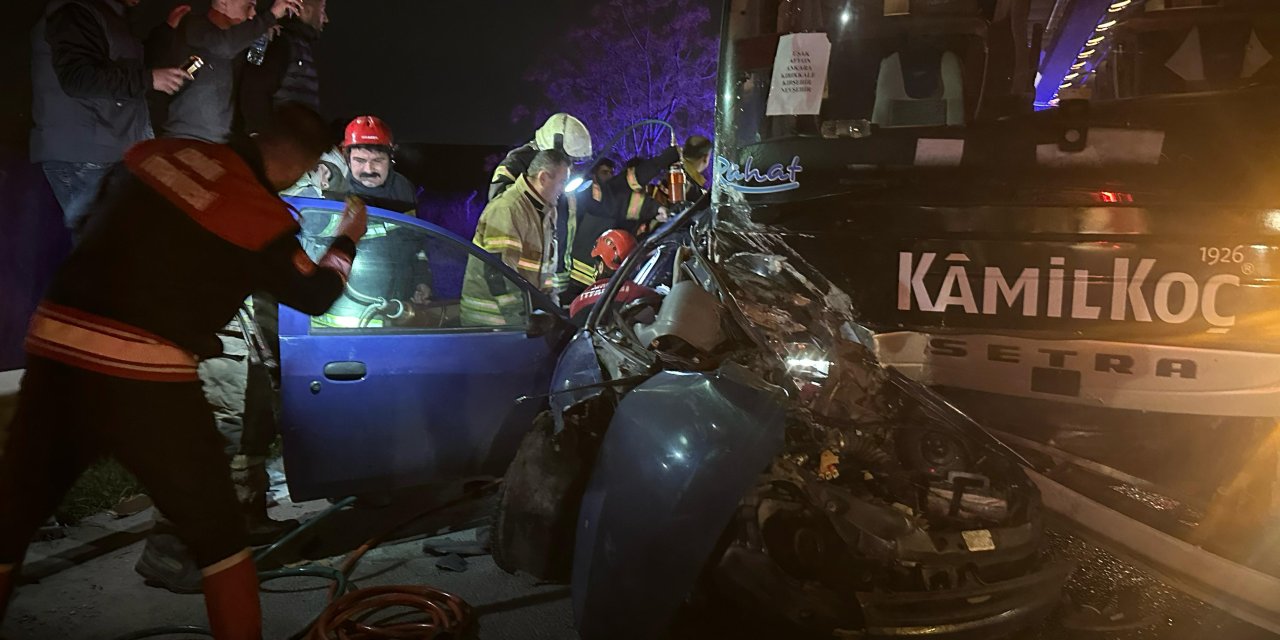 İzmir'de Yolcu Otobüsüyle Çarpışan Otomobil, 200 Metre Sürükledi: 4 Yaralı
