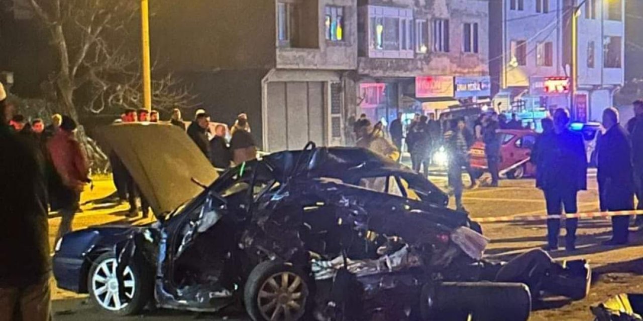 Otomobil, Park Halindeki Araca Çarptı; 1 Ölü, 5 Yaralı