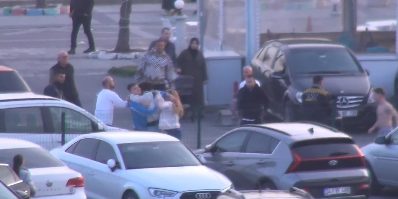 Silivri'de İki Grup Arasında Tekme Tokat Kavga Kamerada