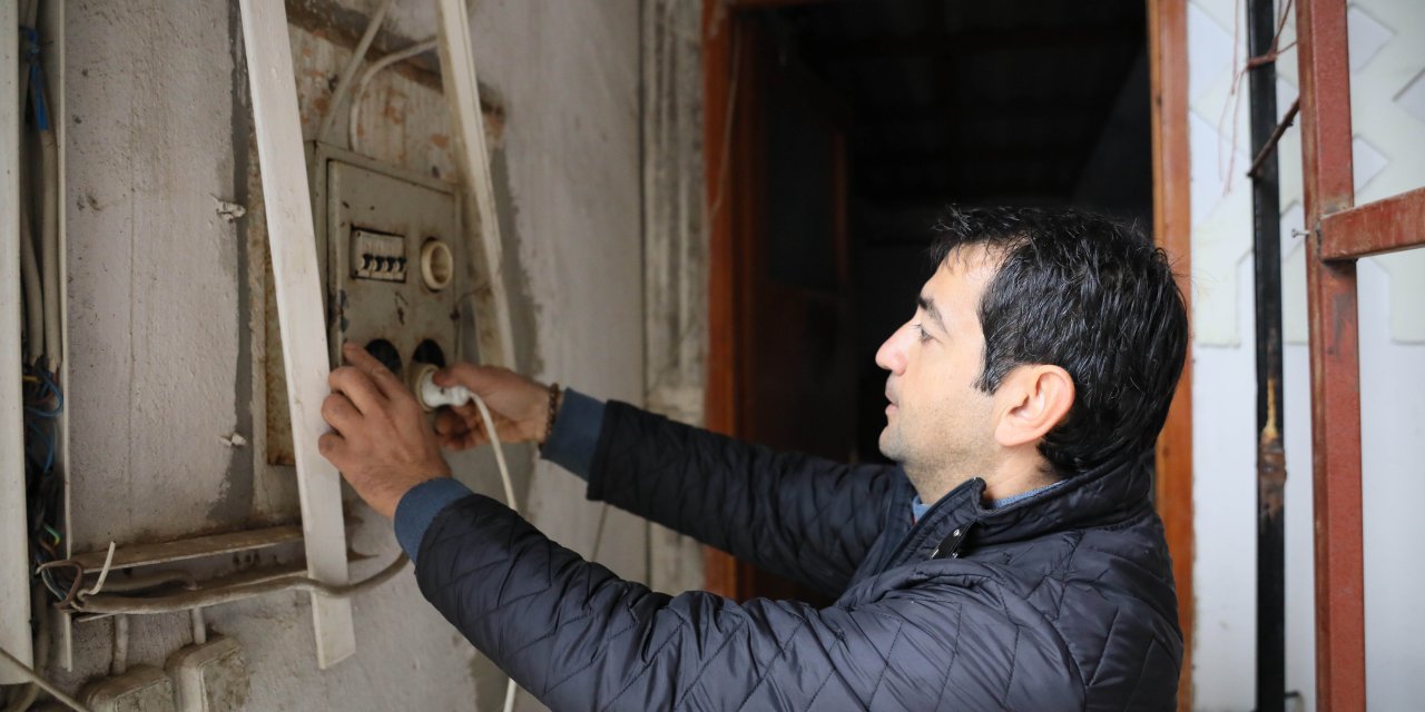Antalya Duvarını Kırdığı Kiracısının, Şimdi De Elektriğini Kestirdi