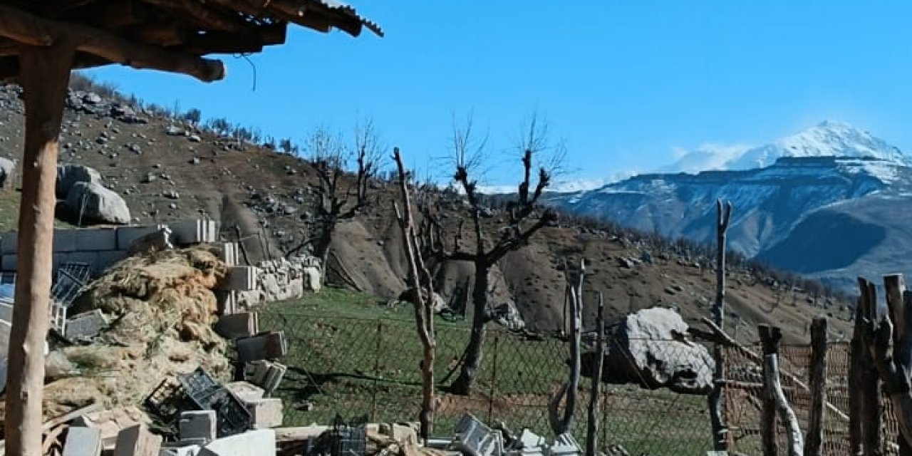 Hakkari'de Kuvvetli Rüzgar; Çatılar Uçtu, Direkler Devrildi
