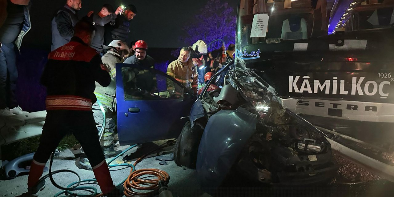 İzmir Yolcu Otobüsünün Çarpıp, 200 Metre Sürüklediği Otomobilin Sürücüsü, Kurtarılamadı