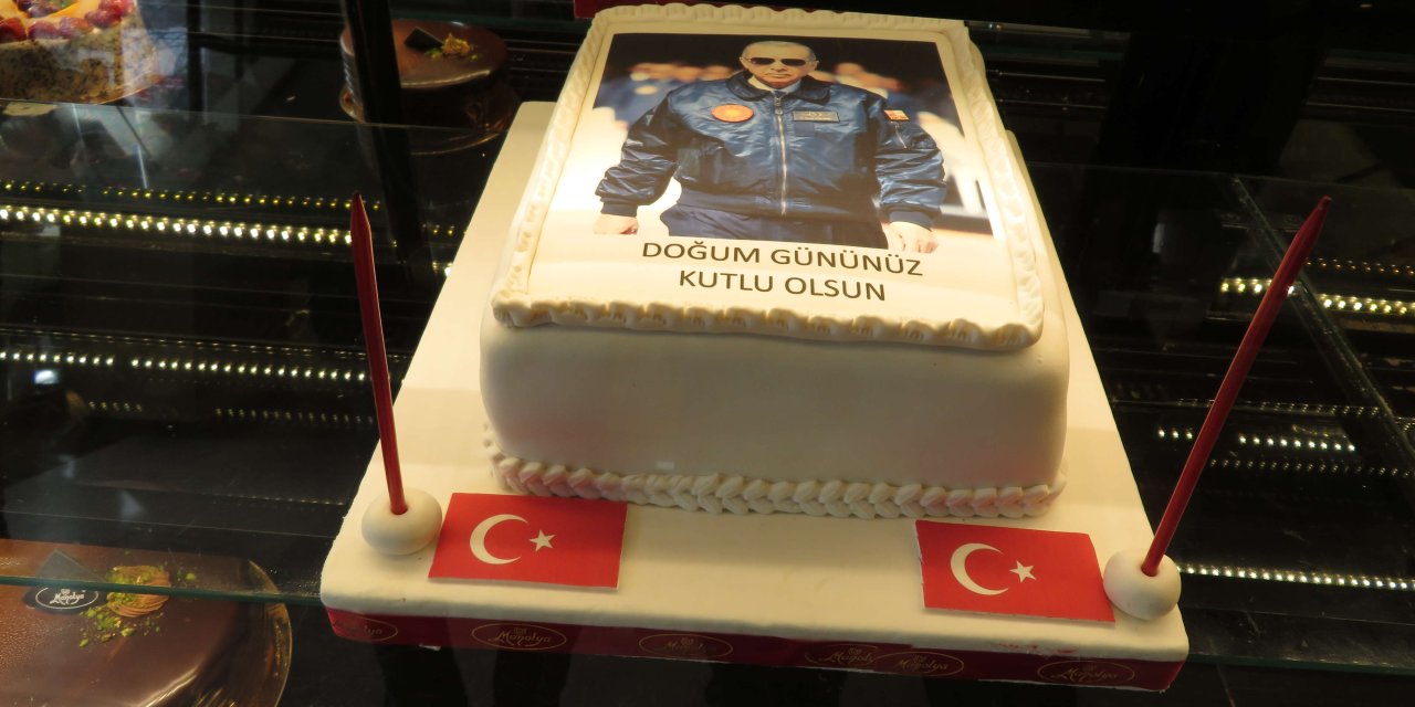 Cumhurbaşkanı Erdoğan'a Evinin Önünde Doğum Günü Sürprizi