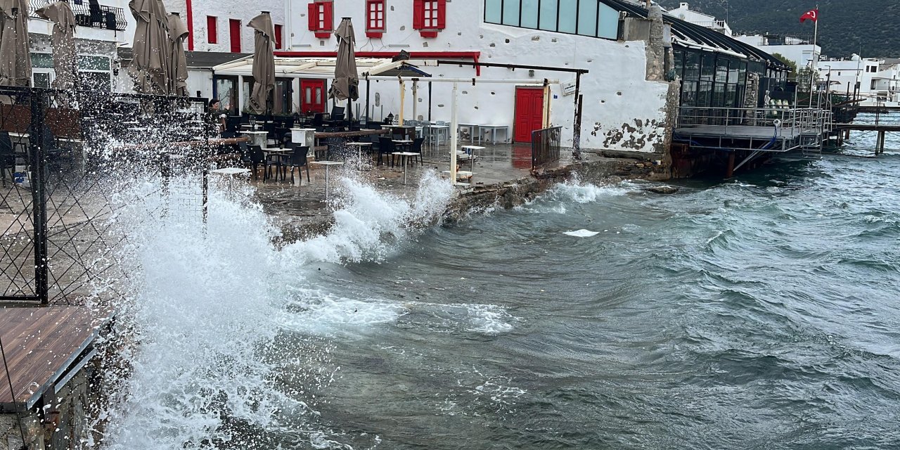 Bodrum'da Fırtına; Balıkçılara 'Denize Açılmayın' Uyarısı