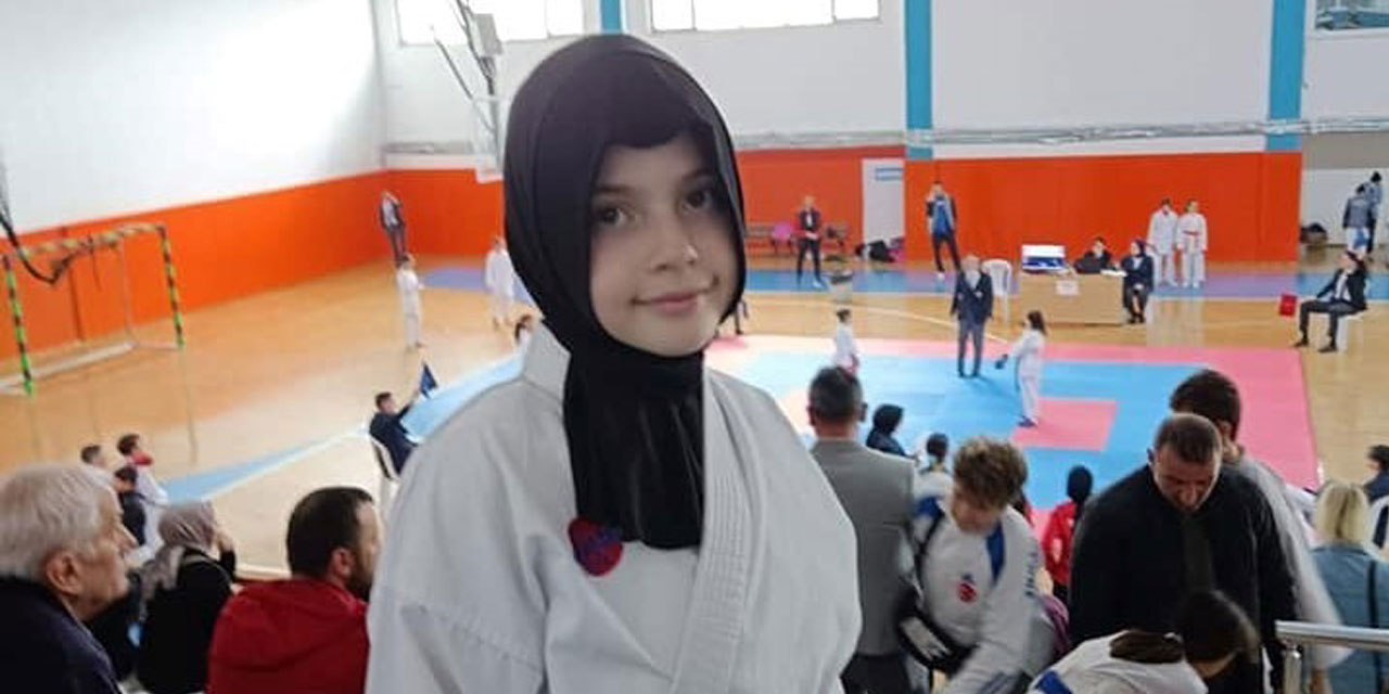 Başörtülü karateci kızın kıyafeti nedeniyle turnuvadan men edilmesine tepki yağıyor