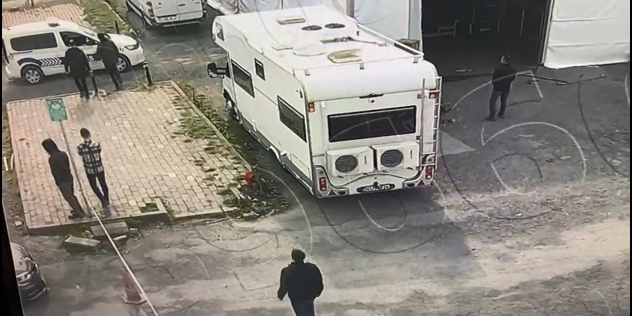 Zeytinburnu'nda Mahalle Bekçisi Kendisine Yumruk Atan Kişiyi Bacağından Vurdu